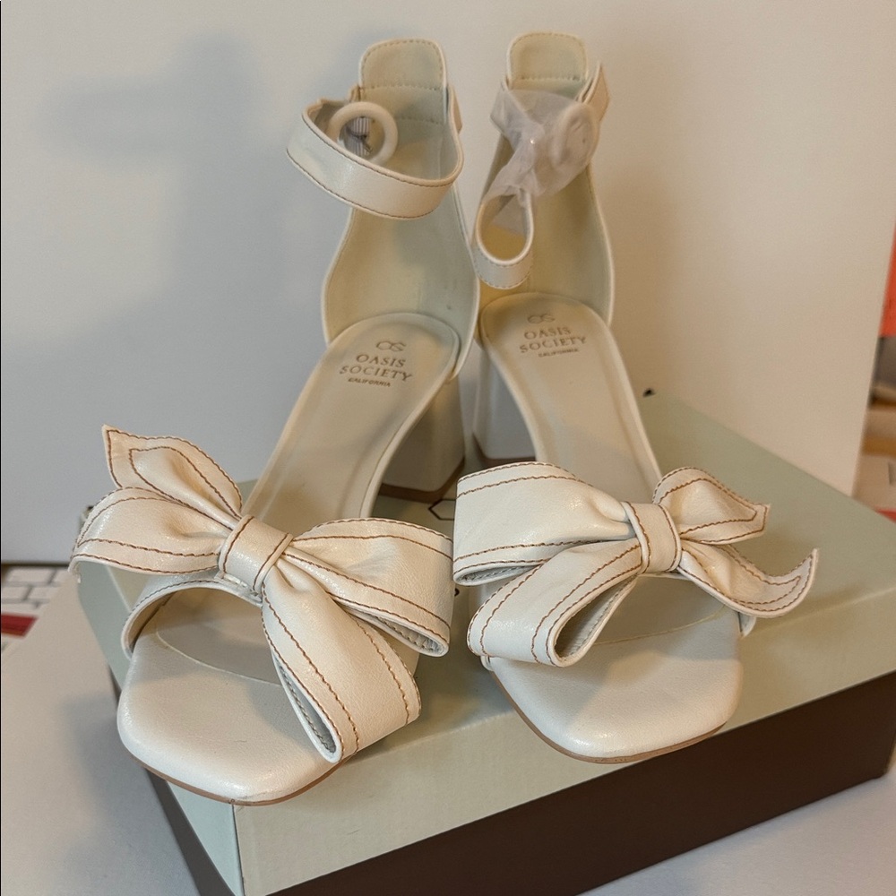 Oasis Society Women's Cream Bow Heels